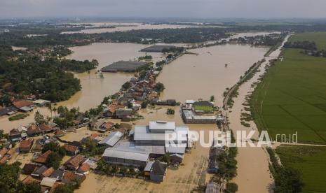 Foto udara pemukiman warga yang terdampak banjir akibat luapan Sungai Cibe