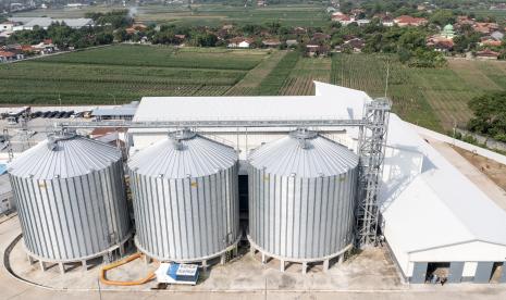 Foto udara penampungan gabah (Silo) milik Perusahaan Umum Badan Urusan Logistik (BULOG) di Sentra Penggilingan Padi atau Modern Rice Milling Plant (MRMP) di Kendal, Jawa Tengah, Kamis (21/7/2022). Menurut Direktur Utama Perum BULOG Budi Waseso, pihaknya kini memiiki 10 MRMP, salah satunya di Kendal yang dilengkapi dengan fasilitas seperti pengering yang mampu mengolah gabah dengan kapasitas 120 ton per hari, penggilingan gabah atau 