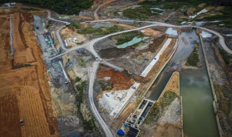 Foto udara pengerjaan proyek Bendungan Sepaku Semoi, Kabupaten Penajam Paser Utara, Kalimantan Timur, Selasa (4/10/2022). Saat ini pengerjaan konstruksi bendungan tersebut sudah mencapai 70 persen, dan ditargetkan akan selesai pada bulan Desember 2022. 