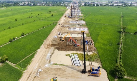 Foto udara pengerjaan proyek jalan tol Kayu Agung-Palembang-Betung (Kapal Betung) seksi II, di wilayah Desa Babatan Saudagar, Pemulutan, Ogan Ilir (OI), Sumatra Selatan, Selasa (15/8). 