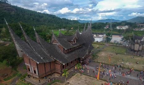 Foto udara pengunjung berwisata di Istano Basa Pagaruyung, Kabupaten Tanah Datar, Sumatera Barat, Rabu (4/5/2022). Destinasi wisata sejarah dan budaya museum berupa replika istana Kerajaan Pagaruyung itu menjadi tujuan favorit wisatawan saat libur Lebaran.