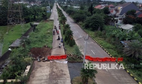 Foto udara penutupan ruas Jalan Ring Road Regional (R3), Kota Bogor, Jawa Barat.