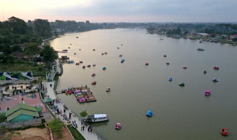 Foto udara perahu wisata memadati Danau Sipin di Telanaipura, Jambi, Ahad (13/2/2022). 