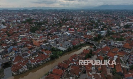 Foto udara permukiman warga yang berada di sempadan Sungai Cimulu, Kota Tasikmalaya, Jawa Barat, Rabu (18/12/2019).