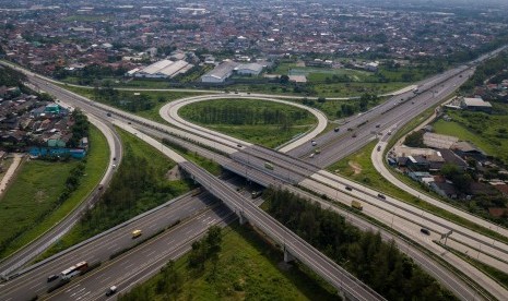 Foto udara persimpangan Jalan Tol Purwakarta-Bandung-Cileunyi (Purbaleunyi) dan Jalan Tol Soreang-Pasir Koja (Soroja) di Bandung, Jawa Barat, Jumat (23/11/2018).