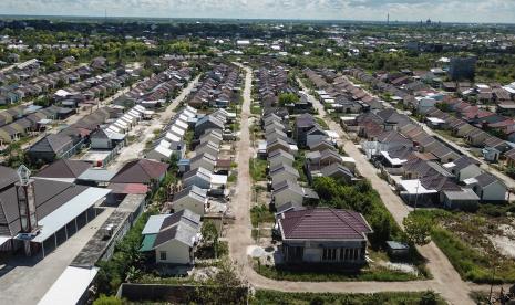 Foto udara perumahan bersubsidi di Jalan Kecipir, Palangka Raya, Kalimantan Tengah, Rabu (3/8/2022). Katadata Insight Center melakukan riset selama tiga bulan, terhitung sejak Mei hingga akhir Juli 2022. Adapun hasil riset mengungkapkan pembangunan rumah subsidi kurang diminati pengembang besar. 