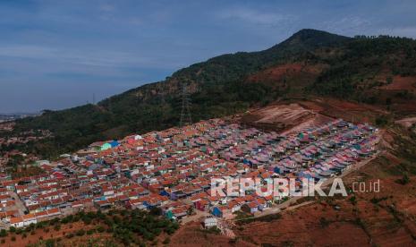 Foto udara perumahan di kaki Gunung Geulis, Cimanggung, Kabupaten Sumedang, Jawa Barat, Jumat (16/10). Badan Pengelola Tabungan Perumahan Rakyat (BP Tapera) memproyeksikan peserta yang memilih skema syariah akan terus berkembang.