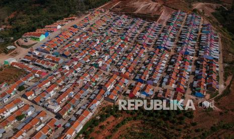 Foto udara perumahan di kaki Gunung Geulis, Cimanggung, Kabupaten Sumedang, Jawa Barat. Badan Pengelola Tabungan Perumahan Rakyat (BP Tapera) menargetkan dapat menyalurkan kredit kepemilikan rumah sebanyak 75.000 unit. (Ilustrasi)