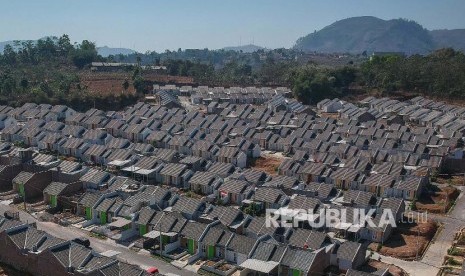 Foto udara perumahan subsidi di Cicalengka Buana Raya, Kabupaten Bandung, Jawa Barat, Jumat (6/9). Bank Indonesia (BI) melonggarkan loan to value (LTV) untuk kredit pemilikan rumah kedua sebesar 5-10 persen. 