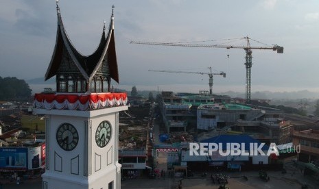 Foto udara progres pembangunan Pasar Atas Bukittinggi, Sumatera Barat, Kamis (22/8/2019).