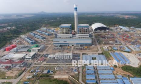 Foto udara progres pembangunan Pembangkit Listrik Tenaga Uap (PLTU) Sumsel 8 di Tanjung Lalang, Tanjung Agung, Muara Enim, Sumatera Selatan, Selasa (16/11/2021). PT Bukit Asam Tbk (PTBA) menargetkan PLTU Sumsel 8 berkapasitas 2x660 megawatt di Kabupaten Muara Enim, Sumatera Selatan beroperasi pada akhir Maret 2022.