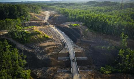 Foto udara proses pembangunan jalan lingkar Sepaku segmen 2 di lokasi Ibu Kota Negara (IKN) Nusantara Kabupaten Penajam Paser Utara, Kalimantan Timur (ilustrasi). Ketua Umum Kamar Dagang dan Industri (Kadin) Indonesia Arsjad Rasjid mengajak pengusaha dalam negeri untuk mendukung program pemindahan Ibu Kota Negara (IKN) ke Kalimantan Timur dengan menjajaki peluang usaha serta menjadi bagian dari sejarah dan peradaban baru Indonesia.