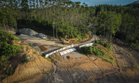 Foto udara proses pembangunan jalan lingkar Sepaku segmen 2 di lokasi Ibu Kota Negara (IKN) Nusantara Kabupaten Penajam Paser Utara, Kalimantan Timur, Selasa (4/10/2022). Pemerintah pusat melalui Badan Otorita IKN terus meningkatkan intensitas pembangunan di wilayah IKN antara lain dengan pematangan lahan, pembangunan jalan akses logistik, intake air minum hingga persemaian pohon. 