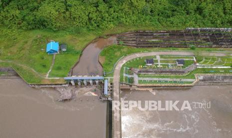 Foto udara proyek Bendung Irigasi Batang Sinamar, di Lubuak Jantan, Tanah Datar, Sumatera Barat, Sabtu (9/1). Presiden Joko Widodo (Jokowi) menginstruksikan Menteri Pekerjaan Umum dan Perumahan Rakyat (PUPR) Basuki Hadimuljono agar mempercepat tender dan penandatanganan sisa paket proyek infrastruktur pada 2021 ini. Hingga 15 Januari 2021, Kementerian PUPR telah menyelesaikan tender dan penandatanganan kontrak proyek infrastruktur sebanyak 209 paket proyek senilai Rp 2,1 triliun dan 982 paket senilai Rp 12,5 triliun. 