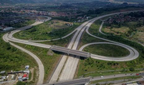 Foto udara proyek Jalan Tol Cileunyi-Sumedang-Dawuan (Cisumdawu) di Sumedang Utara, Kabupaten Sumedang, Jawa Barat, Kamis (25/8/2022). Berdasarkan laporan resmi Badan Pengatur Jalan Tol (BPJT), Kementerian Pekerjaan Umum dan Perumahan Rakyat (PUPR), penyelesaian konstruksi Jalan Tol Cisumdawu Seksi 2-6 ditargetkan rampung menjelang akhir tahun 2022.