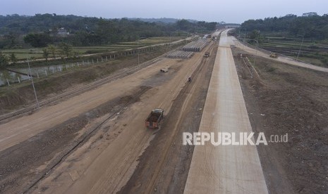 Foto udara proyek pembangunan jalan tol Semarang-Solo seksi IV di Boyolali, Jawa Tengah (19/5). 