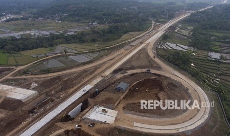 Foto udara proyek pembangunan jalan tol Semarang-Solo seksi IV di Boyolali, Jawa Tengah (19/5). 