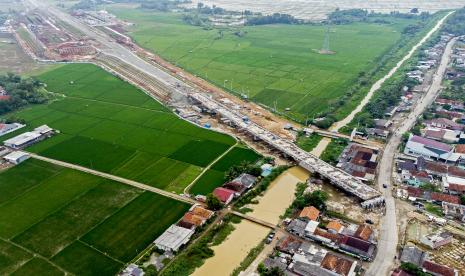 Foto udara proyek pembangunan Kereta Cepat Jakarta - Bandung (KCJB) di Telukjambe Barat, Karawang, Jawa Barat, Senin (14/2/2022).  Menteri Koordinator (Menko) Bidang Kemaritiman dan Investasi Luhut Binsar Pandjaitan mengatakan sejumlah kepala negara G20 akan diajak untuk melihat uji coba operasional kereta cepat Jakarta-Bandung. Uji Coba tersebut akan dilakukan pada puncak rangkaian KTT G20 pada November 2022.  