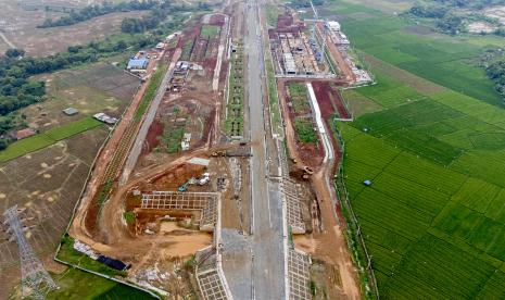 Foto udara proyek pembangunan Kereta Cepat Jakarta - Bandung (KCJB) di Telukjambe Barat, Karawang, Jawa Barat, Senin (14/2/2022). PT KCIC menyatakan proyek KCJB berkontribusi pada perekonomian warga terdampak melalui realisasi pengadaan lahan sebesar Rp15 triliun yang dibayarkan langsung dan menciptakan lapangan pekerjaan bagi 13.477 tenaga lokal.