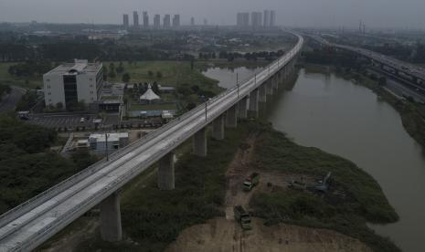 Foto udara proyek pembangunan lintasan Kereta Cepat Jakarta-Bandung (KCJB) di Cikarang, Kabupaten Bekasi, Jawa Barat. Kementerian BUMN belum bisa memastikan bahwa dana cadangan investasi nantinya digunakan untuk tambahan modal proyek Kereta Cepat Jakarta-Bandung (KCJB). Menurut Arya, Kementerian BUMN masih menunggu hasil dari proses audit BPKP dan Komite KCJB mengingat adanya cost overrun atau pembengkakan biaya proyek tersebut.