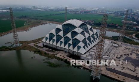 Mangkrak 1,5 Tahun, Proyek Masjid Terapung Al Jabbar Lanjut. Foto udara proyek pembangunan Masjid Al Jabbar di Gedebage, Bandung, Jawa Barat, Sabtu (8/8/2020). Akibat terpengaruh anggaran untuk penanganan COVID-19, pembangunan masjid terapung pertama di Jawa Barat yang ditargetkan rampung pada akhir tahun 2020 tersebut dipastikan molor hingga tahun 2021 mendatang.