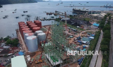 Foto udara proyek pembangunan pabrik minyak sawit (crude palm oil/CPO) di kawasan Teluk Bayur, Padang, Sumatera Barat, Rabu (15/1/2020). 