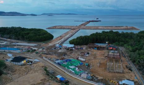 Foto udara proyek pembangunan Pelabuhan Multipurpose Wae Kelambu di Labuan Bajo, NTT, Selasa (10/11/2020).