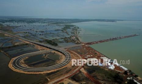 Foto udara proyek pembangunan Pelabuhan Patimban, Kabupaten Subang, Jawa Barat, Rabu (18/11/2020). Gubernur Jawa Barat Ridwan Kamil menyatakan Pelabuhan Patimban akan menjadi pusat pertumbuhan kota metropolitan baru dalam pengembangan segitiga emas Rebana, serta diharapkan dapat menciptakan kurang lebih 4,3 juta lapangan pekerjaan baru yang terdiri dari pekerjaan dalam kawasan industri dan juga sebagai penggerak pertumbuhan ekonomi Jawa Barat. 