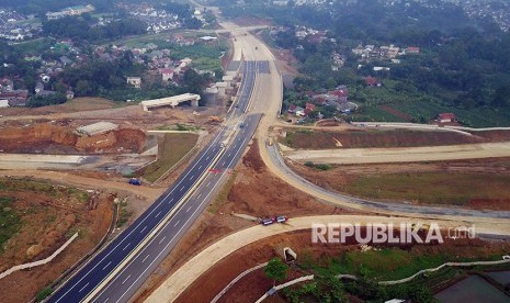 Foto udara proyek pembangunan proyek jalan tol Bogor, Ciawi dan Sukabumi (Bocimi) seksi I ruas Ciawi-Cigombong di Ciawi, Kabupaten Bogor, Jawa Barat,Rabu (30/5). 