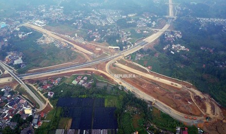 Foto udara proyek pembangunan proyek jalan tol Bogor, Ciawi dan Sukabumi (Bocimi) seksi I ruas Ciawi-Cigombong di Ciawi, Kabupaten Bogor, Jawa Barat,Rabu (30/5).