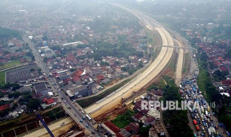 Foto udara proyek pembangunan proyek jalan tol Bogor, Ciawi dan Sukabumi (Bocimi) seksi I ruas Ciawi-Cigombong di Ciawi, Kabupaten Bogor, Jawa Barat,Rabu (30/5).