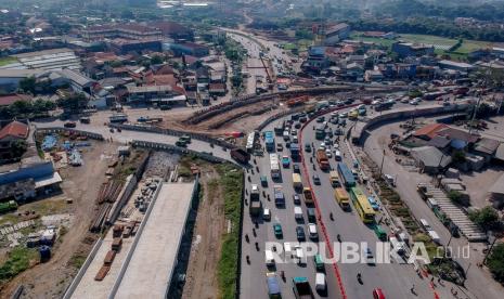 Foto udara proyek pembangunan simpang susun Cileunyi yang merupakan bagian dari proyek strategis nasional Jalan Tol Cileunyi-Sumedang-Dawuan (Cisumdawu) di Cileunyi, Kabupaten Bandung, Jawa Barat, Senin (6/7/2020). Kementerian PUPR menargetkan pembangunan Jalan Tol Cisumdawu yang memiliki panjang 61,5 kilometer serta akses baru menuju Bandara Internasional Jawa Barat tersebut dapat rampung pada akhir tahun 2020.