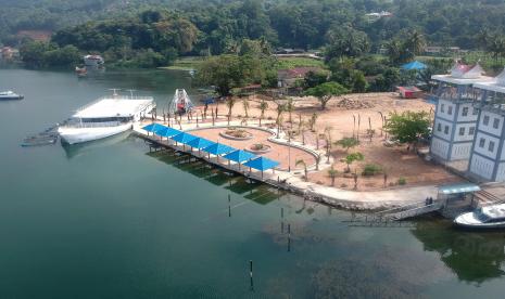 Foto udara proyek reklamasi yang saat ini dihentikan di tepian Danau Singkarak, Kabupaten Solok, Sumatera Barat, Sabtu (29/1/2022). Kementerian Agraria dan Tata Ruang (ATR)/Badan Pertanahan Nasional (BPN) memberi tenggat waktu selama empat bulan bagi Pemkab Solok untuk membongkar reklamasi Danau Singkarak yang juga disorot KPK itu, karena dinilai menyalahi aturan dan menyebabkan kerugian negara.