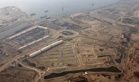 Foto udara pulau hasil reklamasi di Teluk Jakarta, Kamis (11/5). 