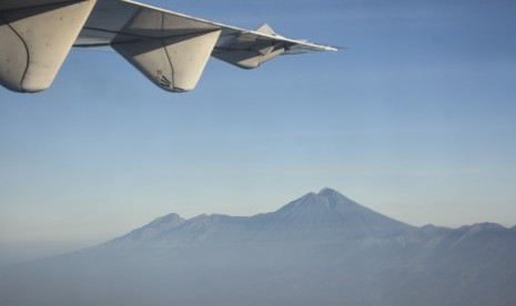 Foto udara puncak Gunung Rinjani di Lombok Timur, NTB, Jumat (26/7/2019). Dinas Penanaman Modal dan Pelayanan Terpadu Satu Pintu Nusa Tenggara Barat memastikan rencana pembangunan kereta gantung di Rinjani di Pulau Lombok akan dikerjakan pada 2023.