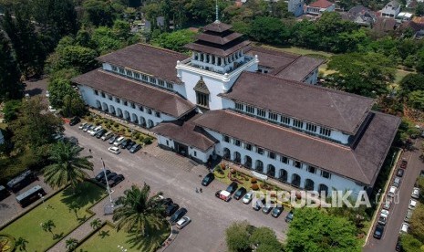 Foto udara pusat pemerintahan Provinsi Jawa Barat di Gedung Sate, Bandung, Jawa Barat, Kamis (5/9/2019).