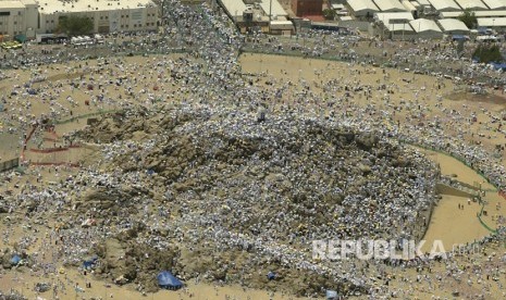 Foto udara ribuan jamaah haji melaksanakan ibadah wukuf di Padang Arafah, Makkah, Arab Saudi, kamis (31/8).