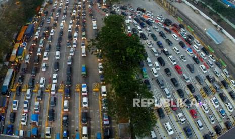 Foto udara ribuan kendaraan pemudik. Pemerintah tengah mengkaji pemberian bantuan sosial khususnya bagi warga di DKI Jakarta yang tidak kembali pulang ke kampung halamannya di tengah pandemi corona saat ini. Menteri Sosial Juliari Batubara menjelaskan, program khusus pemberian bansos ini merupakan instruksi dari Presiden Jokowi untuk mengurangi lonjakan arus mudik dari DKI Jakarta ke daerah lainnya.