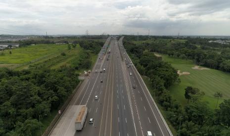 Foto udara ruas Jalan Tol Jakarta-Cikampek kilometer 47 arah Cikampek terpantau ramai lancar.