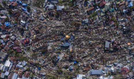 Foto udara rumah-rumah warga yang hancur akibat gempa 7,4 pada skala richter (SR) di Perumnas Balaroa, Palu, Sulawesi Tengah, Senin (1/10).