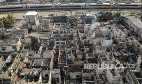 Foto udara rumah-rumah yang terbakar di Balimester, Jatinegara, Jakarta, Sabtu (21/9/2019). 