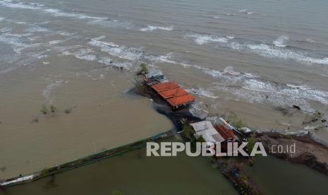 Foto udara rumah warga terdampak abrasi laut di Simonet, Wonokerto, Kabupaten Pekalongan, Jawa Tengah, Ahad (31/1). Menurut warga setempat, gelombang air laut bergerak ke daratan dan menghantam rumah warga di lokasi itu dapat mencapai ketinggian hingga tiga meter dan menyebabkan air masuk dan merusak sejumlah rumah warga. 