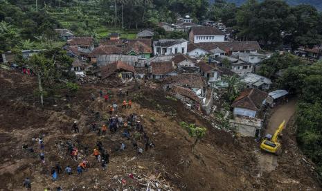 Foto udara rumah yang hancur akibat gempa dan longsor yang terjadi di kawasan Cijendil, Kecamatan Cugenang, Cianjur, Jawa Barat. Dalam membantu penyediaan air bersih di lokasi bencana, Badan Geologi akan memindahkan titik pengeboran ke lokasi lain jika pada kedalaman lebih dari 50 meter belum juga ditemukan mata air. 