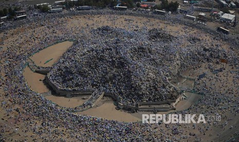 Foto udara saat jamaah haji dari berbagai negara  memadati Jabal Rahmah saat berwukuf di Padang Arafah, Makkah, Arab Saudi sebelum pandemi. Suhu Maksimal Arab Saudi Selama Haji Diperkirakan 42-44 Derajat Celsius