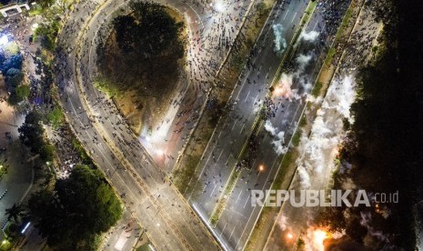 Foto udara saat Polisi membubarkan massa mahasiswa yang demo menolak Revisi UU KPK dan KUHP yang berakhir ricuh di Jalan Tol Slipi, Senayan, Jakarta, Rabu. (24/9/2019).