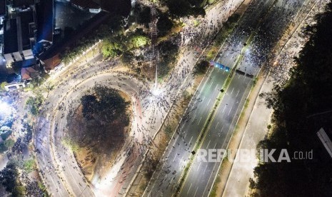 Foto udara saat Polisi membubarkan massa mahasiswa yang demo menolak Revisi UU KPK dan KUHP yang berakhir ricuh di Jalan Tol Slipi, Senayan, Jakarta, Rabu. (24/9/2019).