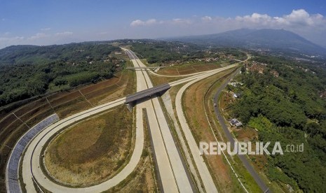 Foto udara salah satu jembatan jalan tol Cileunyi-Sumedang-Dawuan (Cisumdawu) di Desa Citali, Tanjungsari, Kabupaten Sumedang, Jawa Barat, Selasa, (29/5). 