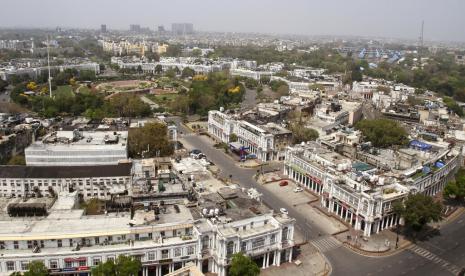 Foto udara salah satu titik di New Delhi, India, Rabu (1/4). Pihak berwenang India melakukan pelacakan jamaah di masjid-masjid di India utara pada Rabu (1/4). Pelacakan itu untuk mengetahui kelompok Muslim di New Delhi yang diduga menjadi hotspot persebaran virus corona.