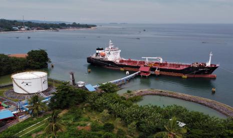 Foto udara sebuah kapal tanker melakukan bongkar muat BBM di Terminal BBM Kendari, Kendari, Sulawesi Tenggara, Jumat (24/12/2021). 