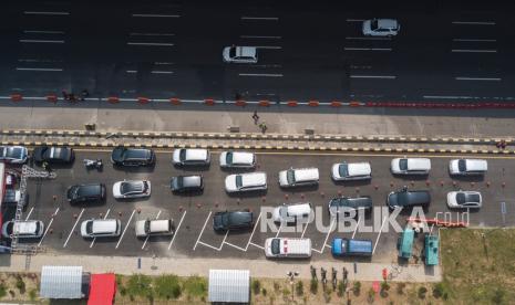 Foto udara sejumlah kendaraan antre saat melintasi pos pemeriksaan kesehatan arus balik di Tol Jakarta-Cikampek KM 34 B di Cikarang, Kabupaten Bekasi, Jawa Barat, Ahad (16/5/2021). Kementerian Perhubungan memprediksi arus balik pemudik untuk kembali ke Jabodetabek (Jakarta,Bogor,Depok,Tangerang,Bekasi) pada 16 sampai dengan 20 Mei 2021.